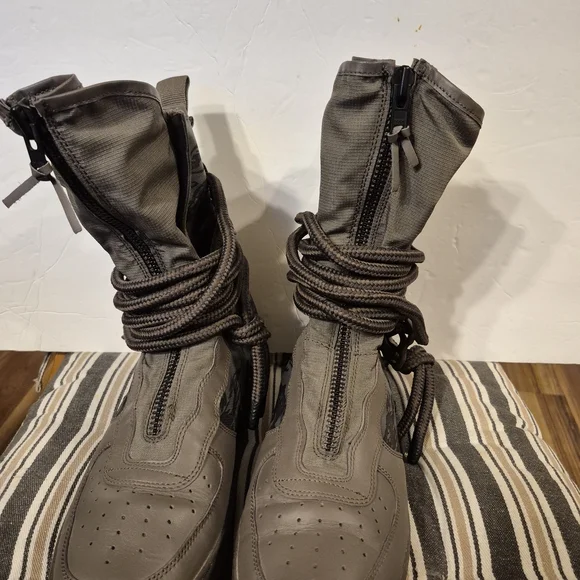 Nike Men's Gray Tactical Boots - Picture 3 of 10